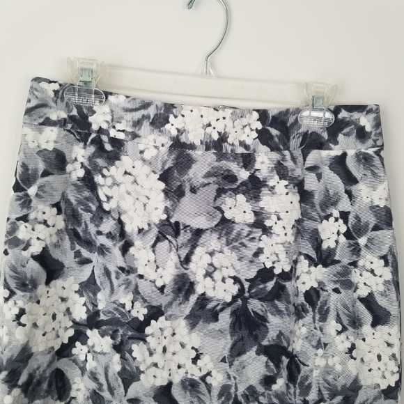 Talbots Floral Pencil Skirt Size 8 Gray White Careerwear - Picture 2 of 11